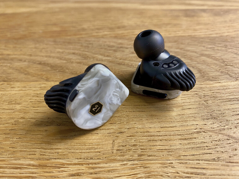 Dank der zahlreichen Ohrpassstücke und der sogenannten „Fit Wings“ sitzen die In-Ears sicher in der Ohrmuschel