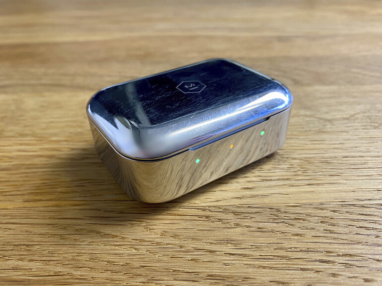 So schick das Ladecase auch ist, es ist sehr anfällig für Kratzer und Fingerabdrücke