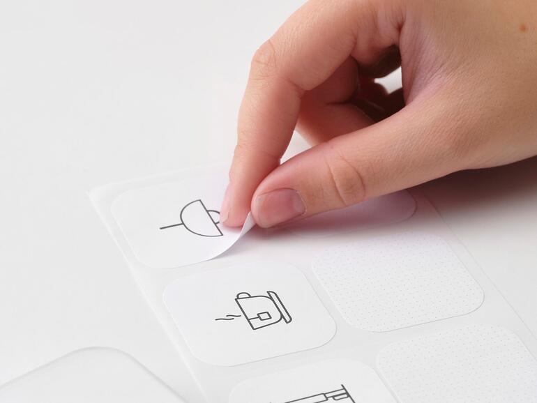 In der Verpackung liegen auch sechs Aufkleber