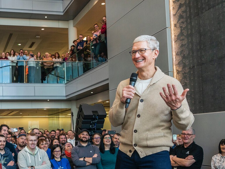 Tim Cook vor Mitarbeitern in Irland