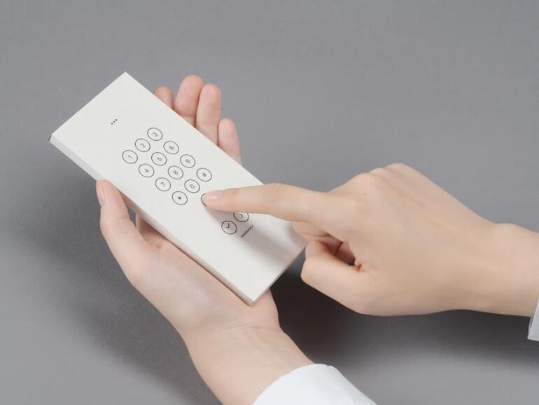 Bei Googles Digital Wellbeing Experiments werden unter anderem Smartphones in Papier eingepackt