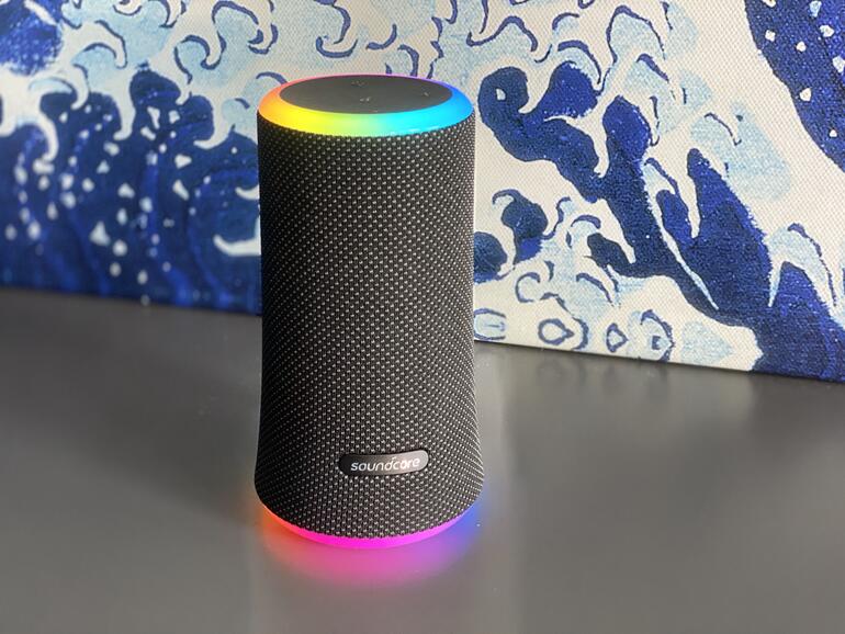 Der Flare 2 ist Lautsprecher und Miniatur-Disko-Beleuchtung in nur einem Gerät: Auf Wunsch blinken die beiden umlaufenden LEDs synchron zur wiedergegebenen Musik.