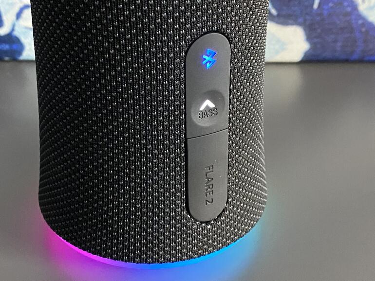 Der Bass lässt sich durch Druck auf diese Taste direkt am Gerät erhöhen.