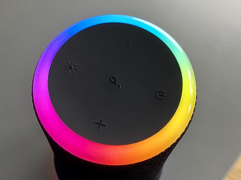 Am Gerät finden sich diverse Buttons, etwa zum Wechseln der Lichtspiele und der Steuerung der Lautstärke.