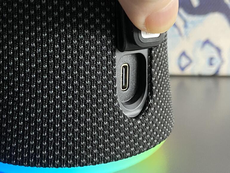 Unter einer Gummiabdeckung, das Gerät ist nach IPX7 wasserfest, steckt die Ladebuche. Ganz zeitgemäß kommt hier USB-C zum Einsatz. Ein entsprechendes Kabel liegt bei.