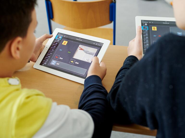 Das iPad ermöglicht es den Schülern, in ihrem eigenen Tempo zu arbeiten, während sie eine neue Sprache lernen.