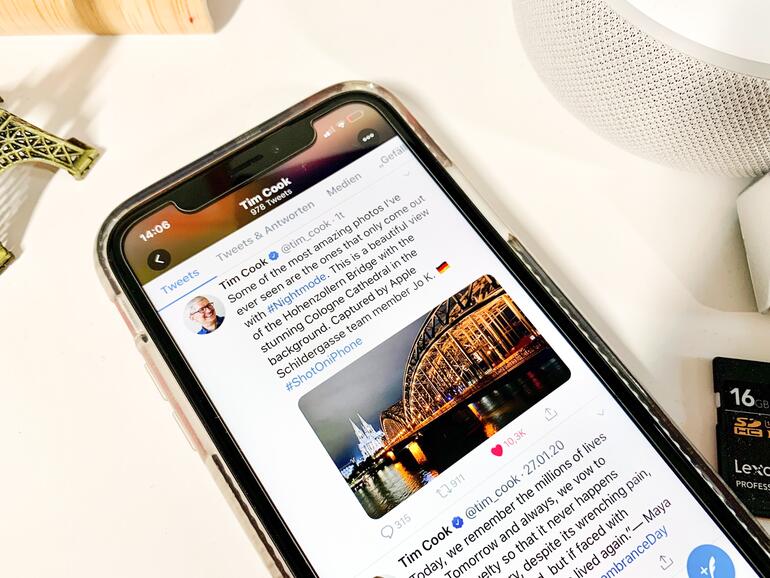 Apple-Chef twittert ein Foto eines Apple Store-Mitarbeiter aus Köln und lobt den iPhone Nachtmodus. 