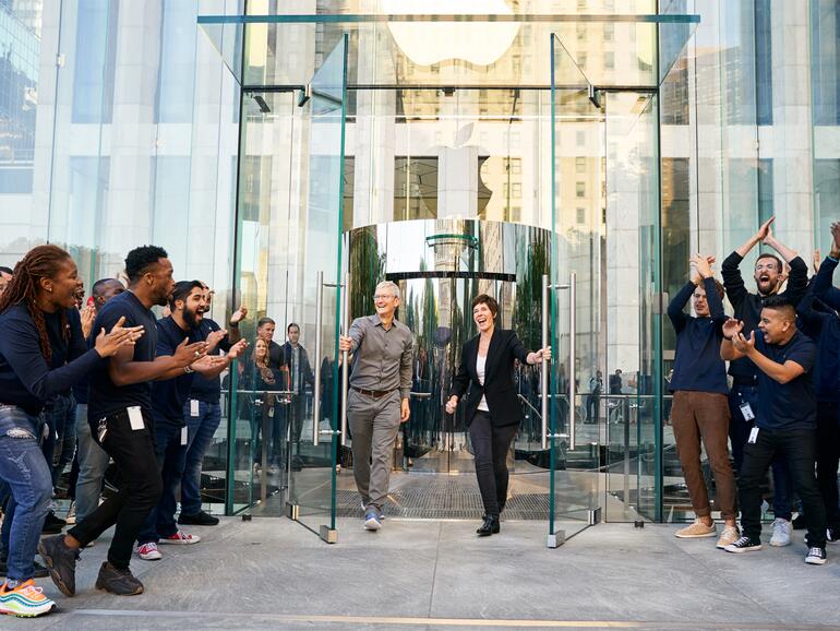 Tim Cook und Deirdre O'Brien begrüßen die ersten Besucher des neu gestalteten Apple Fifth Avenue.