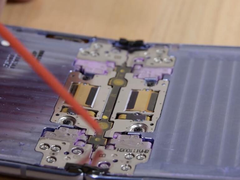 Staub im Inneren des Samsung Galaxy Z Flip