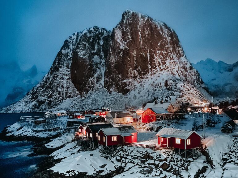 Ein Winterdorf am Meer, mit stimmungsvoll aufkommenden Nebel. Instagram: @tomrus, Moskau, Russland, iPhone 11.