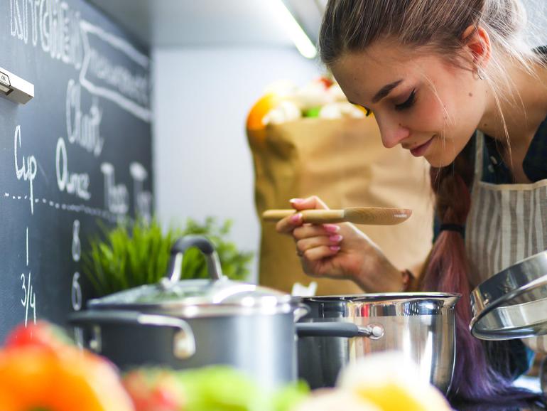 Entspannt kochen: Die Sicherheitsleiste Safera schaltet bei Rauchentwicklung den Herd ab.