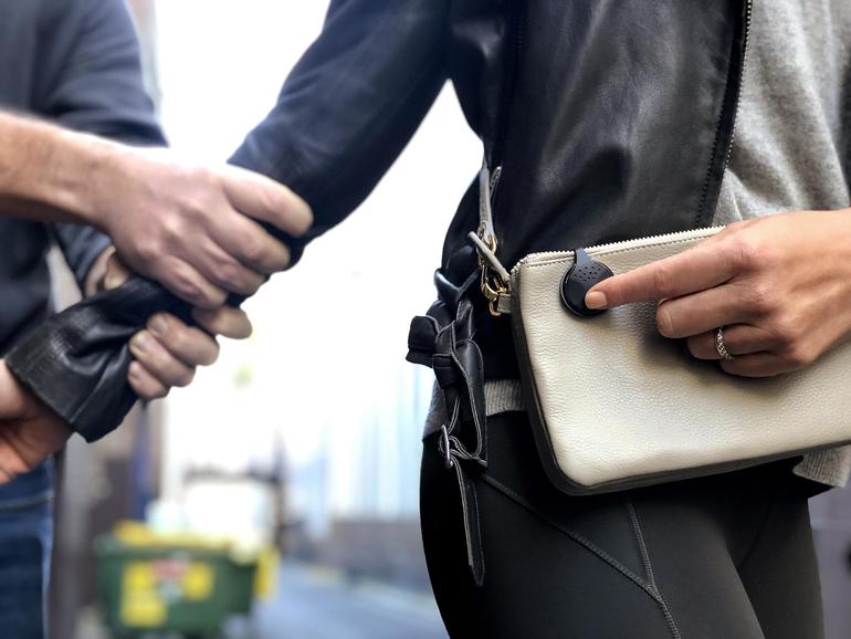 Der kleine Panic-Button Orbit Protect verschickt bei drohender Gefahr einen Hilferuf sowie Ihren aktuellen Standort.