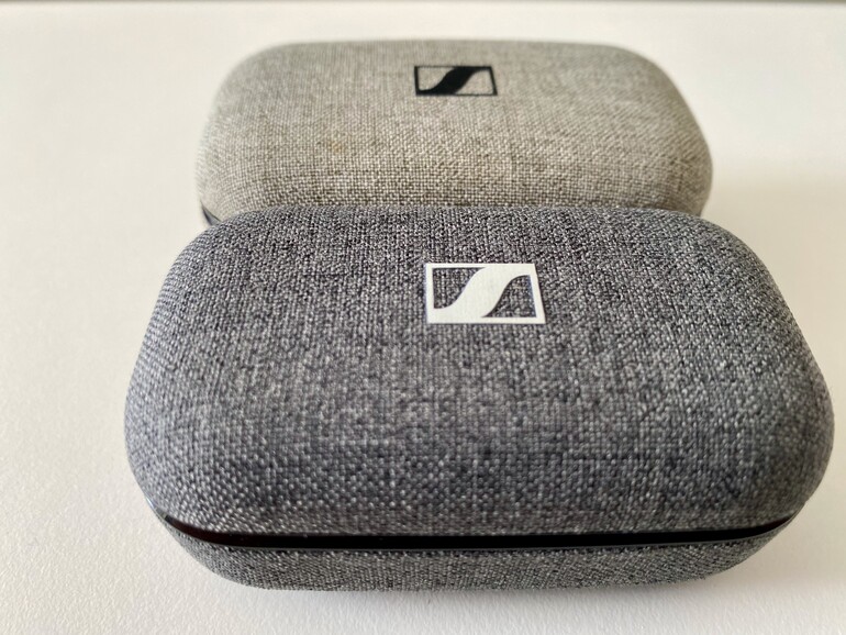 Die Unterschiede zwischen der alten und neuen Ladebox sind marginal: Ein dunklerer Stoffbezug und ein größerer Akku. Sonst ist alles beim Alten.