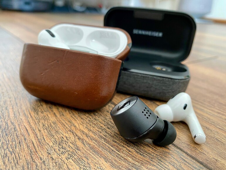 Apple und Sennheiser verfolgen deutlich unterschiedliche Designkonzepte, was sich auch auf das Tragegefühl auswirkt.