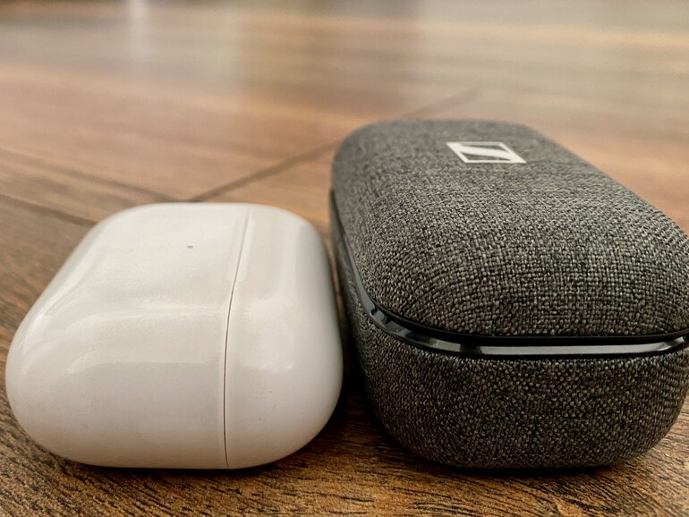 Vorteil Apple: In der Hosentasche sind die AirPods Pro deutlich komfortabler.