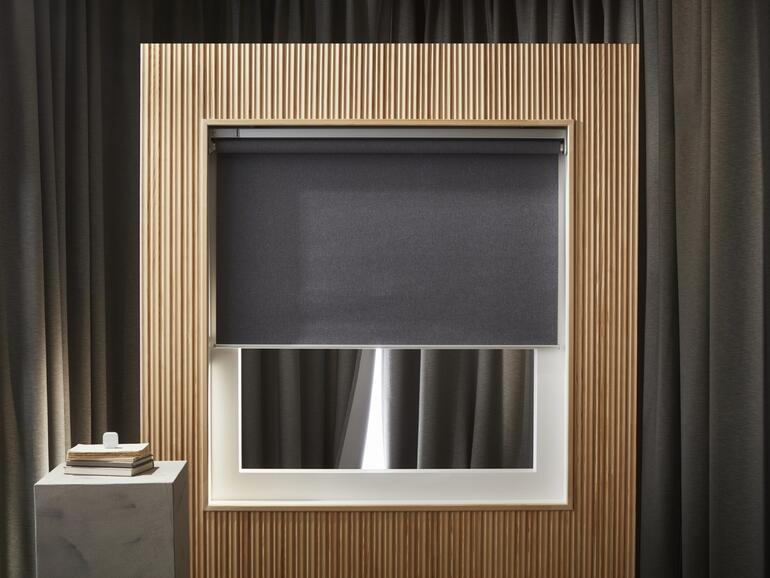 Sperrt das Licht aus: Fyrtur leistet als Verdunkelungsrollo ganze Arbeit. Steuern lässt es sich unter anderem auf Zuruf via Siri, die Home-App und dort hinterlegte Automationen und Szenen.