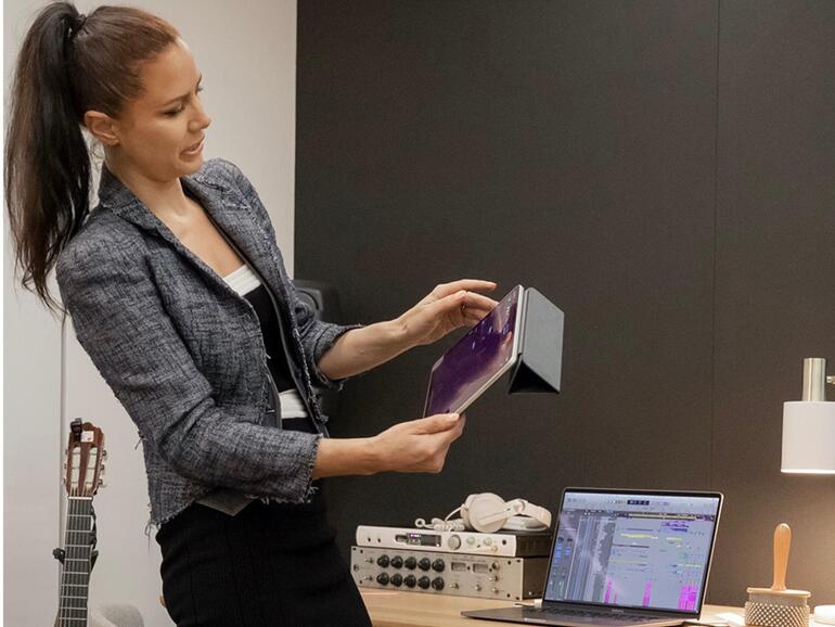 Estelle Rubio ist Musikproduzentin und verwendet Apple-Hardware vor allem mobil. Besonders überzeugt ist sie vom Zusammenspiel von MacBook Pro und iPad Pro.