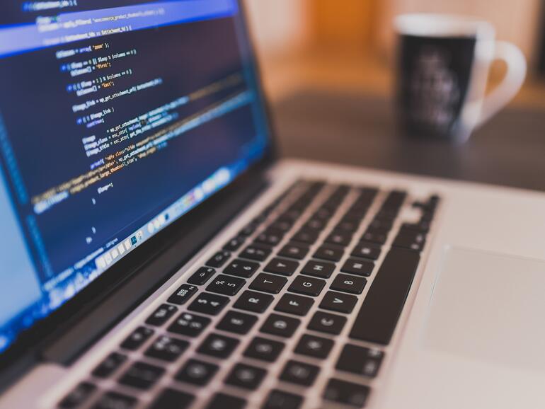 Mit dem neuen Battery Health Management möchte Apple dafür sorgen, dass Akkus in MacBooks noch länger durchhalten.