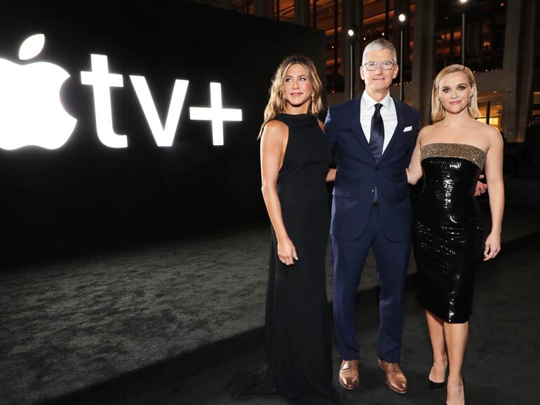 Jennifer Aniston, Tim Cook und Reese Witherspoon genießen einen gemeinsamen Moment bei der weltweiten Premiere von "The Morning Show" auf dem Josie Robertson Plaza und in der David Geffen Hall des Lincoln Center for the Performing Arts in New York.