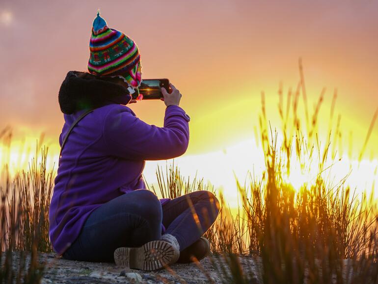 Die vorgestellten Apps sind sowohl auf iPhones als auch auf Android- Smartphones nutzbar.