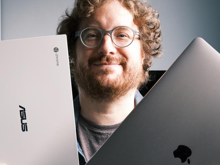 Qual der Wahl: Autor Stefan Molz mit seinem Asus Chromebook Flip C436 und seinem MacBook Pro.