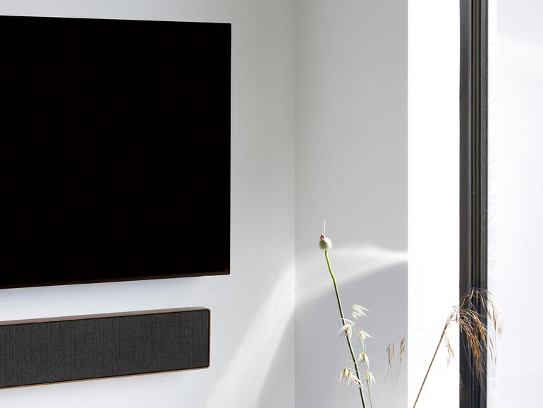 Bei der „klassischen Methode“ lässt sich die Beosound Stage unter dem Fernseher an der Wand festschrauben.