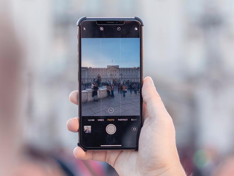 Du willst mit der Betätigung des Auslösers mit dem iPhone niemanden nerven? Wir verrraten dir, wie du den Tons ausstellst.