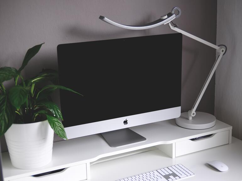 Der neue iMac ist äußerlich unverändert. Das Design mag zeitlos sein, doch spätestens mit dem Wechsel auf Apple Silicon sollte Apple auch das Gehäuse überarbeiten – siehe etwa die dicken „Trauerränder“ rund um das eigentliche Display.