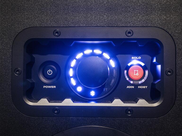 Per Team-Up-Funktion schließt du bis zu fünf Soundboksen kabellos zusammen