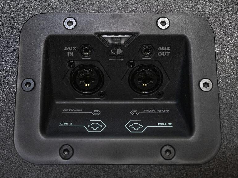 Das Pro-Panel bietet zwei kombinierte Mikrofon-/Instrumenten-Eingänge sowie einen Aux-Eingang und einen Aux-Ausgang