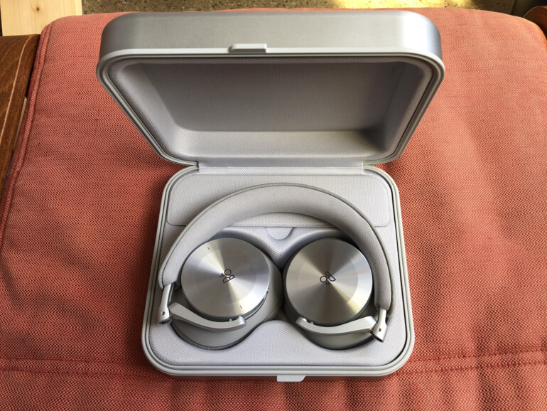 Sehr praktisch: Die Beoplay H95 kannst du zusammenfalten und in der mitgelieferten Alukiste verstauen