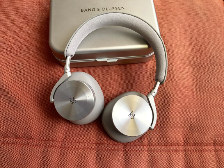 Die neuen Beoplay H95 sind wahlweise in Schwarz oder (wie unsere Testmuster) in Grau erhältlich