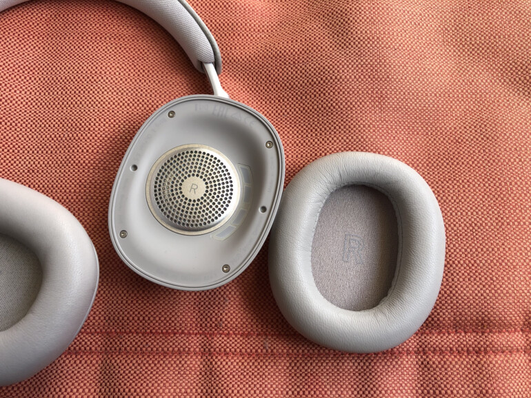 Die Ohrpolster aus Lammleder halten magnetisch und sind so ganz leicht wechselbar