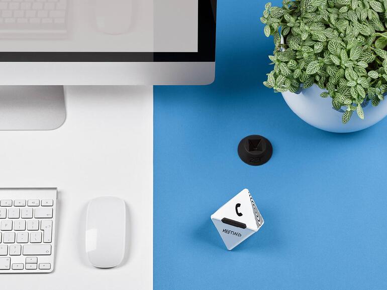 Wir mussten tatsächlich nachschlagen: Timeular ist mitnichten ein Würfel, sondern ein Oktaeder. Das hat einen Vorteil: Er bietet als solcher acht Flächen – und somit genug Platz, um eine sinnvolle Anzahl verschiedener Aktivitäten darstellen und erfassen zu können.