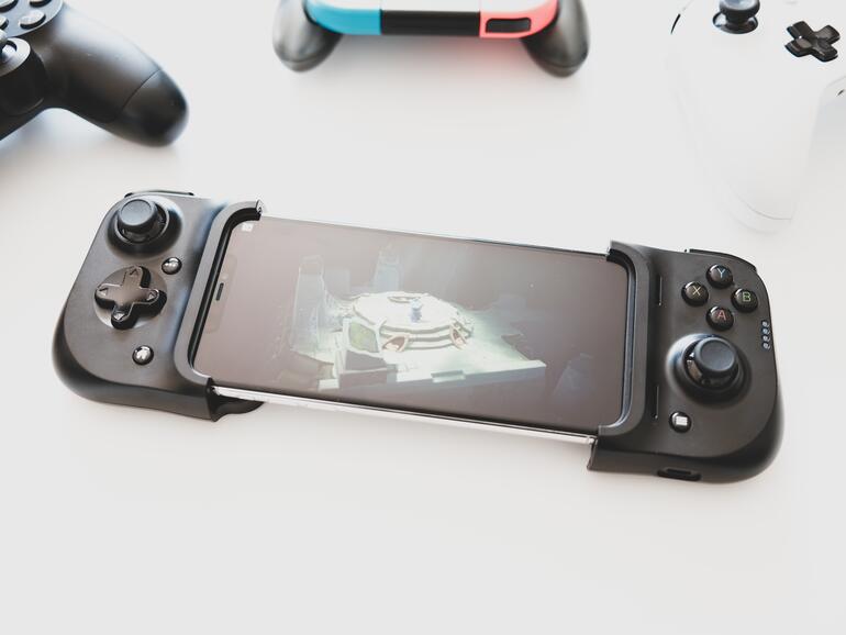 Das Konstrukt aus iPhone und Kishi ist einer Nintendo Switch nicht unähnlich – Spiele für die Nintendo-Konsole laufen auf dem iPhone aber natürlich nicht.