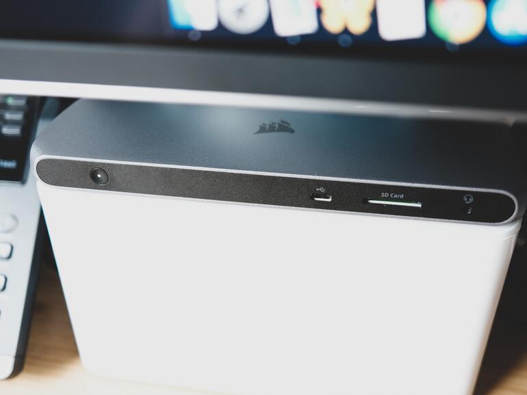 Aufgeräumte Vorderseite: Wo bei anderen Docks an der Front oft Chaos herrscht, führt Corsair das Erbe der klaren Linien der Elgato-Docks fort. Die meisten Anschlüsse finden sich dort, wo sie bei einem Dock unserer Meinung nach auch hingehören: Auf der Rückseite.
