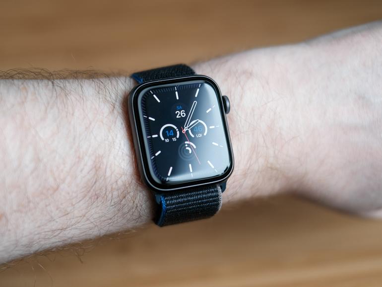 Auf den ersten Blick nicht von der Apple Watch Series 6 zu unterscheiden: Die neue Apple Watch SE.