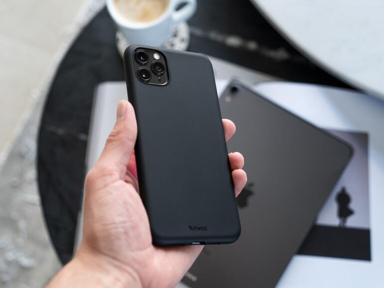 Das schwarze TPU Case ist ein Klassiker im Artwizz-Angebot – und ist auch für das neue iPhone 12 zu haben.
