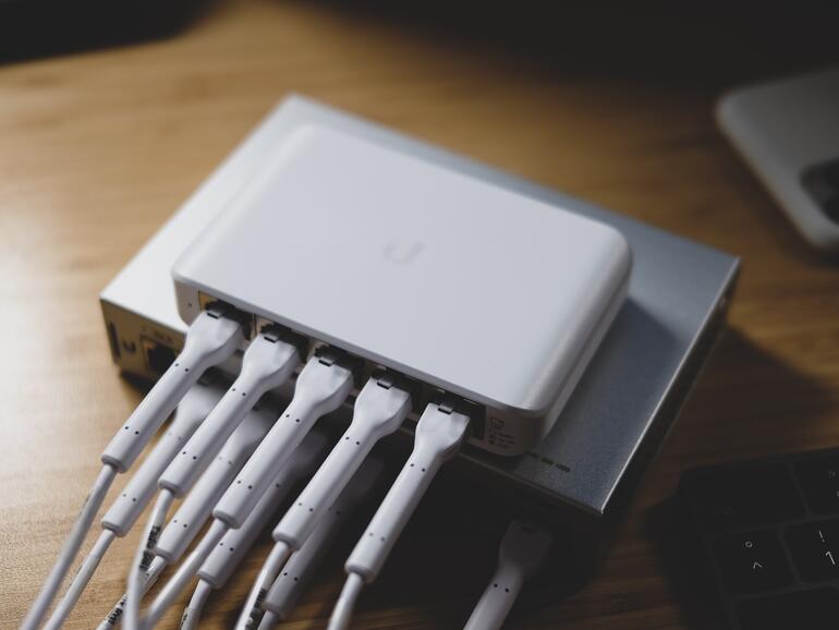 Ubiquiti bietet eine Reihe von Switches an. Einige verfügen über PoE und können so über das Ethernetkabel weitere Geräte, beispielsweise Access Points, auch mit Strom versorgen. Die größeren Switches verfügen sogar über eine AR-Funktion, bei dir die UniFi-App in der erweiterten Realität anzeigt, welches Gerät an welchem Port angeschlossen ist – eine nette Spielerei.