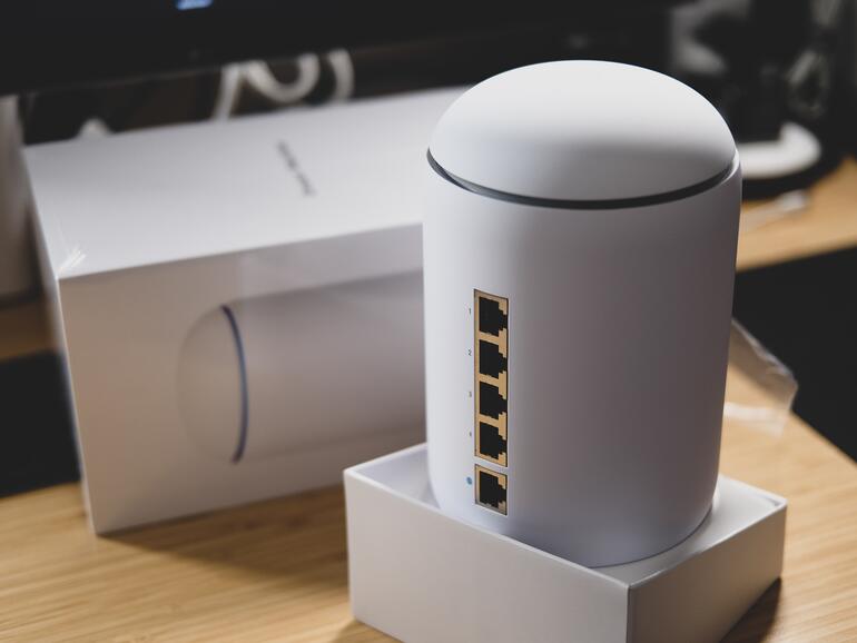 Die Dream Machine kombiniert Router, Firewall, Switch und Access Point – hätte Apple je ein „AirPort Pro“ gebaut: so würde das Gerät wohl aussehen!