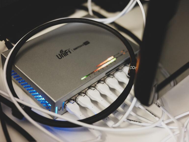 Umso weniger Geräte im WLAN unterwegs sein müssen, desto mehr Bandbreite steht den verbliebenen Clients zur Verfügung – der Autor nutzte den Test, um unter anderem das TV-Rack entsprechend zu verkabeln.
