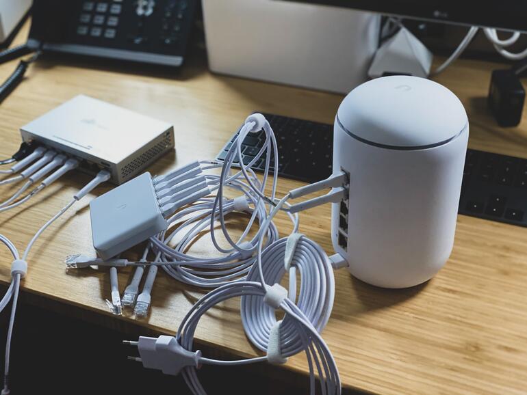 Sieht schlimmer aus, als es ist: Ingesamt drei Switches (einer nicht im Bild) und eine UniFi Dream Machine ersetzen ein Setup, bei der bislang eine Fritzbox den Ton angab.