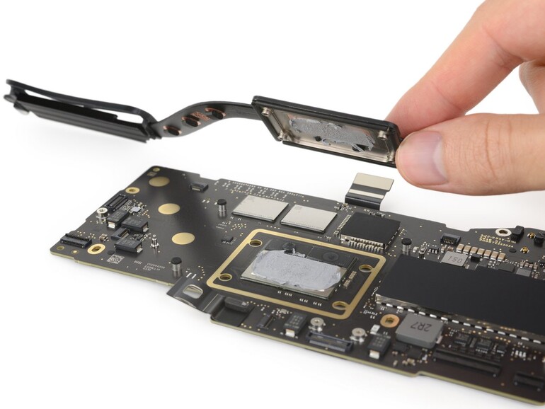 Der geöffnete Die-Deckel des M1. Deutlich erkennbar - die beiden RAM-Module.