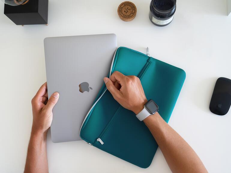 Das Neoprene Sleeve Pro schützt dein iPad unterwegs vor den Widrigkeiten des Alltags.