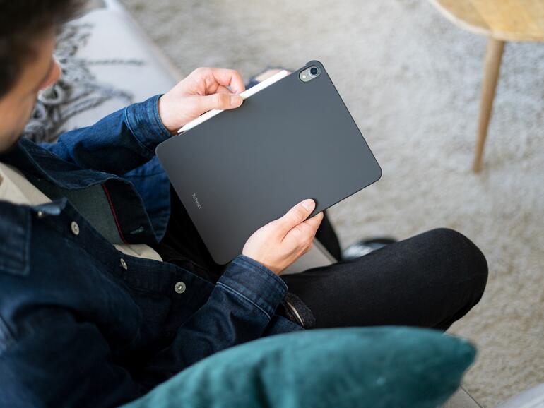 Das RubberClip Case gibt deinem iPad mehr Grip und schützt vor Stößen und Kratzern – die Hülle ist auch für MacBooks erhältlich.