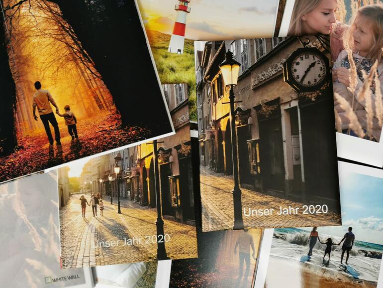 Besonders edel wirken Fotobücher mit speziellen Covern – zum Beispiel Schrift mit Effektlack oder einem wattierten Einband.