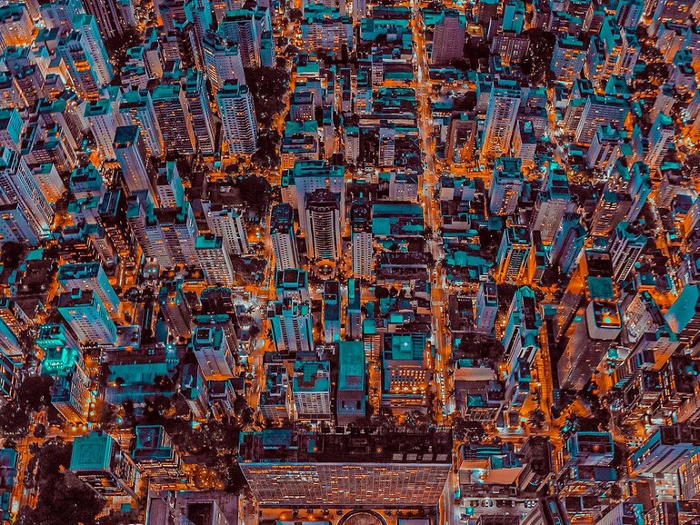 Mit den richtigen Farben sehen Städte aus wie Transistor-Landschaften.