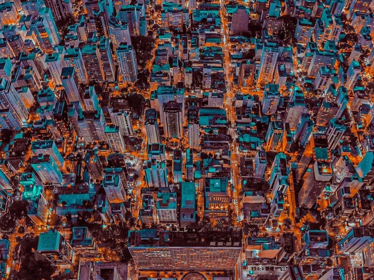 Mit den richtigen Farben sehen Städte aus wie Transistor-Landschaften.