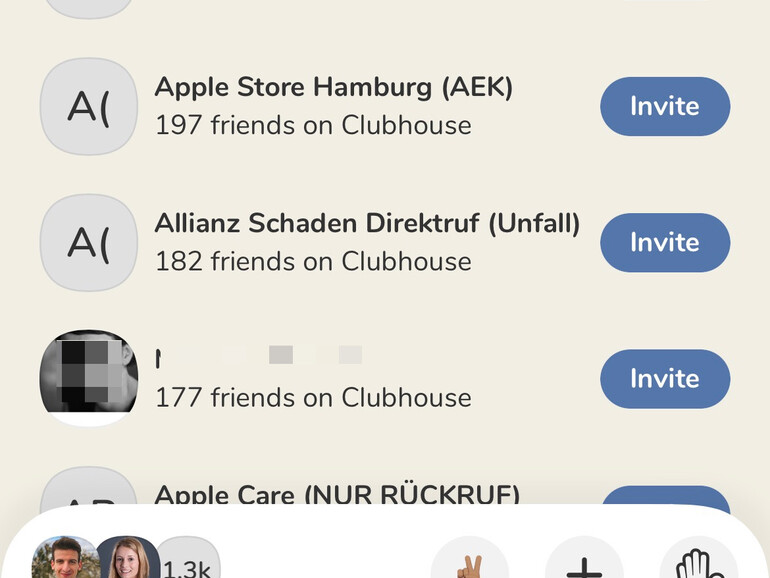 Menschen laden, ohne nachzudenken ihre Adressbücher zu Clubhouse hoch und der Algorithmus glaubt, dass der „Allianz Schaden Direktruf“ oder der „Apple Store Hamburg“ dringend zu Clubhouse eingeladen werden müsste. Auweia.