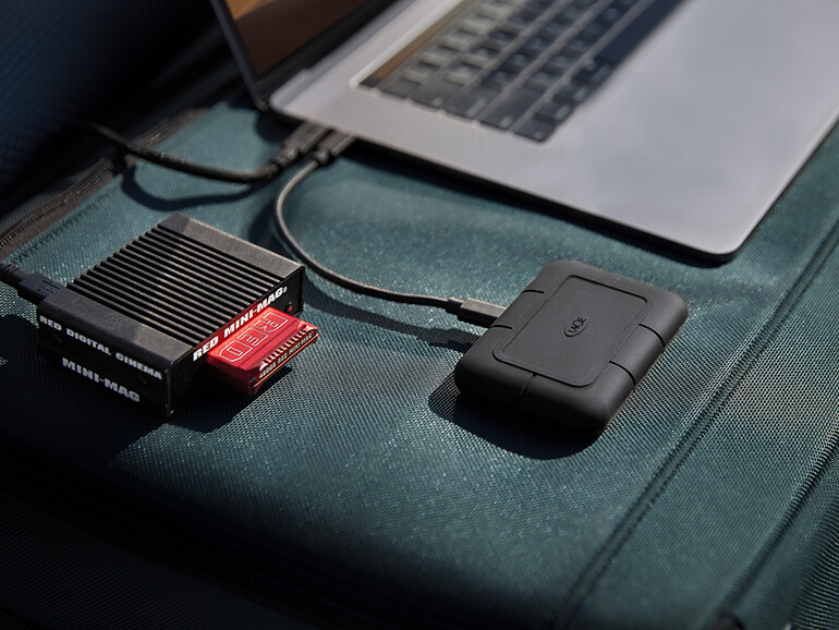 Langsames Internet? Die Rugged SSD Pro steckt die raue Behandlung in Sortierzentren locker weg. Warum also nicht große Datenmengen wie sie etwa beim Videodreh anfallen per Post verschicken?